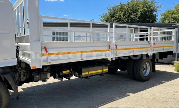 Comprar Usado Hino 300 Series Branco Caminhão em Beira em Sofala Comprar Usado Hino 300 Series Branco Caminhão em Beira em Sofala