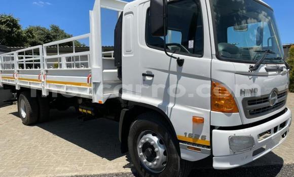 Comprar Usado Hino 300 Series Branco Caminhão em Beira em Sofala Comprar Usado Hino 300 Series Branco Caminhão em Beira em Sofala