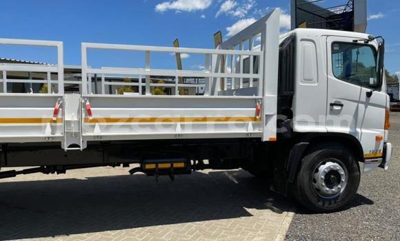 Comprar Usado Hino 300 Series Branco Caminhão em Beira em Sofala Comprar Usado Hino 300 Series Branco Caminhão em Beira em Sofala