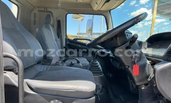 Comprar Usado Hino 300 Series Branco Caminhão em Beira em Sofala Comprar Usado Hino 300 Series Branco Caminhão em Beira em Sofala