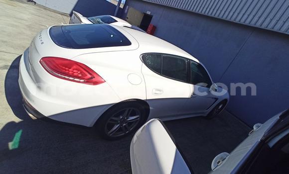 Comprar Usado Porsche Panamera Branco Carro em Beira em Sofala Comprar Usado Porsche Panamera Branco Carro em Beira em Sofala