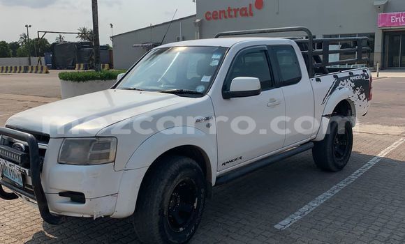 Comprar Usado FORD MUSTANG Branco Carro em Maputo em Maputo Comprar Usado FORD MUSTANG Branco Carro em Maputo em Maputo