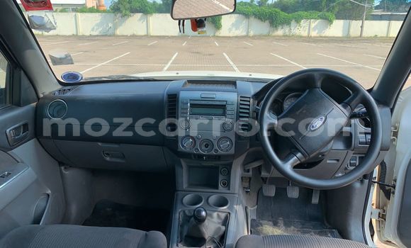 Comprar Usado FORD MUSTANG Branco Carro em Maputo em Maputo Comprar Usado FORD MUSTANG Branco Carro em Maputo em Maputo