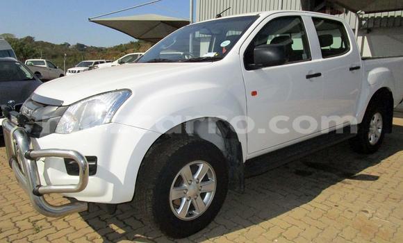 Comprar Usado Isuzu KB Branco Carro em Beira em Sofala Comprar Usado Isuzu KB Branco Carro em Beira em Sofala