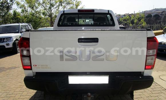 Comprar Usado Isuzu KB Branco Carro em Beira em Sofala Comprar Usado Isuzu KB Branco Carro em Beira em Sofala