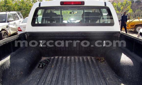 Comprar Usado Isuzu KB Branco Carro em Beira em Sofala Comprar Usado Isuzu KB Branco Carro em Beira em Sofala