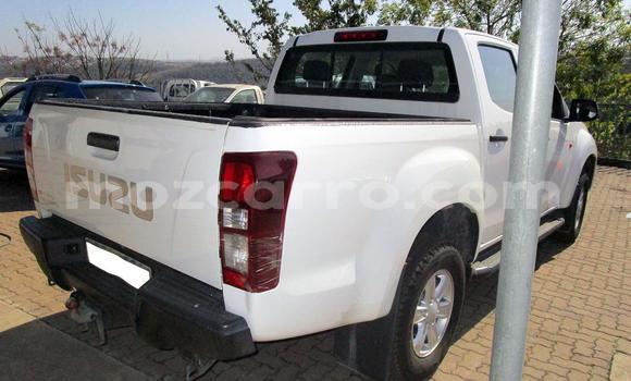 Comprar Usado Isuzu KB Branco Carro em Beira em Sofala Comprar Usado Isuzu KB Branco Carro em Beira em Sofala