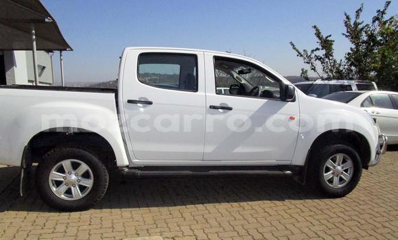 Comprar Usado Isuzu KB Branco Carro em Beira em Sofala Comprar Usado Isuzu KB Branco Carro em Beira em Sofala