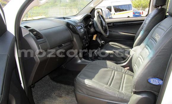 Comprar Usado Isuzu KB Branco Carro em Beira em Sofala Comprar Usado Isuzu KB Branco Carro em Beira em Sofala
