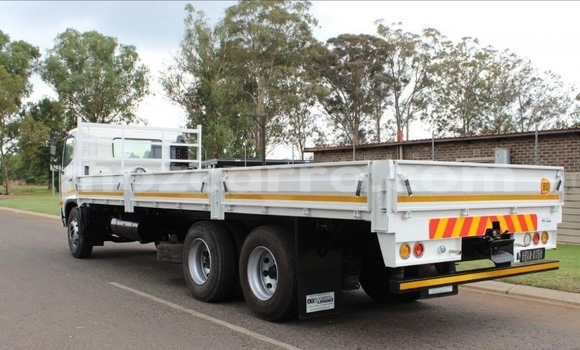 Comprar Usado Hino 300 Series Branco Caminhão em Maputo em Maputo Comprar Usado Hino 300 Series Branco Caminhão em Maputo em Maputo
