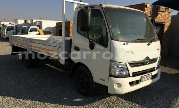 Comprar Usado Hino 300 Series Branco Caminhão em Beira em Sofala