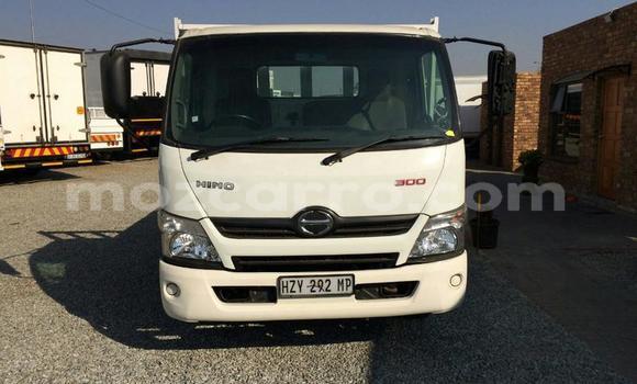 Comprar Usado Hino 300 Series Branco Caminhão em Beira em Sofala Comprar Usado Hino 300 Series Branco Caminhão em Beira em Sofala