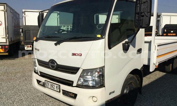 Comprar Usado Hino 300 Series Branco Caminhão em Beira em Sofala Comprar Usado Hino 300 Series Branco Caminhão em Beira em Sofala