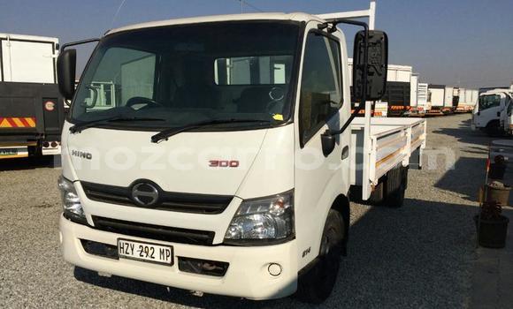 Comprar Usado Hino 300 Series Branco Caminhão em Beira em Sofala Comprar Usado Hino 300 Series Branco Caminhão em Beira em Sofala