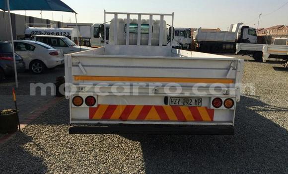 Comprar Usado Hino 300 Series Branco Caminhão em Beira em Sofala Comprar Usado Hino 300 Series Branco Caminhão em Beira em Sofala