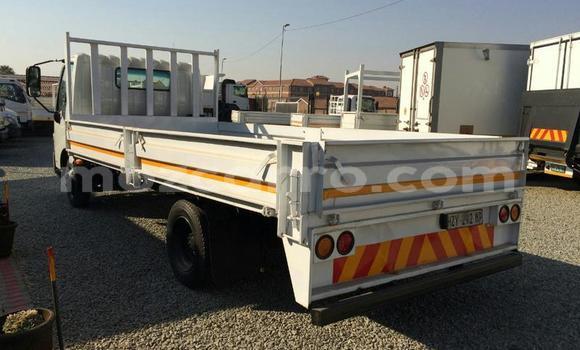 Comprar Usado Hino 300 Series Branco Caminhão em Beira em Sofala Comprar Usado Hino 300 Series Branco Caminhão em Beira em Sofala