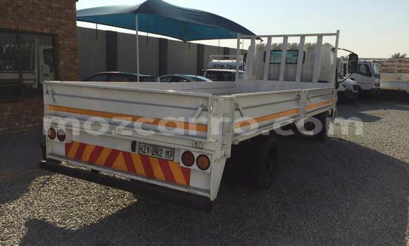 Comprar Usado Hino 300 Series Branco Caminhão em Beira em Sofala Comprar Usado Hino 300 Series Branco Caminhão em Beira em Sofala