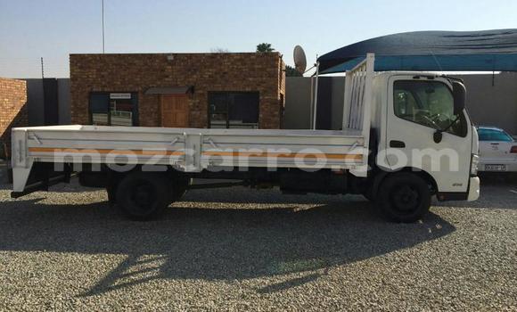 Comprar Usado Hino 300 Series Branco Caminhão em Beira em Sofala Comprar Usado Hino 300 Series Branco Caminhão em Beira em Sofala