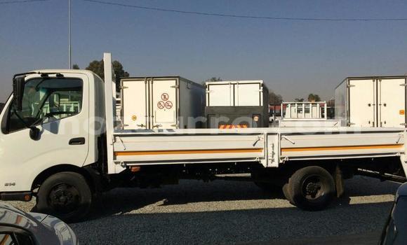 Comprar Usado Hino 300 Series Branco Caminhão em Beira em Sofala Comprar Usado Hino 300 Series Branco Caminhão em Beira em Sofala