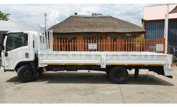 Comprar Usado Isuzu FTR 850 Branco Caminhão em Beira em Sofala Comprar Usado Isuzu FTR 850 Branco Caminhão em Beira em Sofala