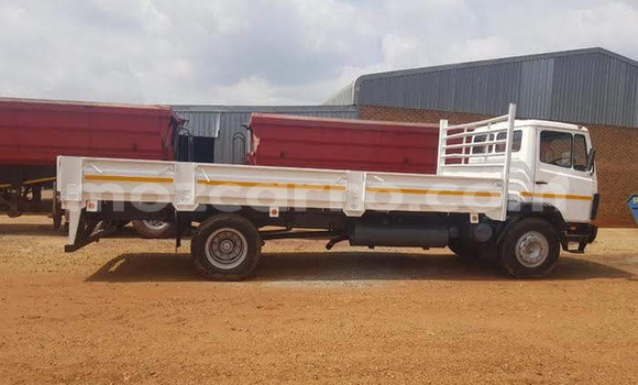 Comprar Usado Mercedes‒Benz 1622 Branco Caminhão em Beira em Sofala Comprar Usado Mercedes‒Benz 1622 Branco Caminhão em Beira em Sofala