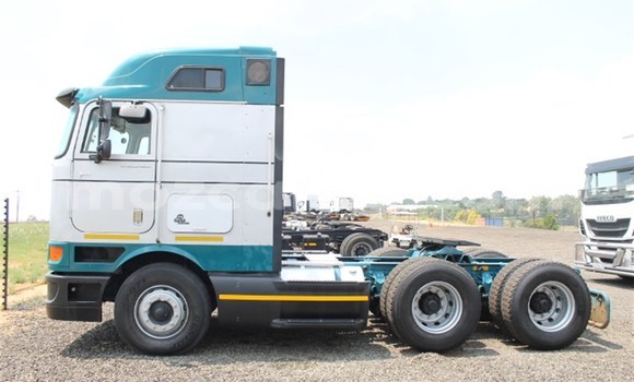 Comprar Usado Iveco Daily Azul Caminhão em Beira em Sofala Comprar Usado Iveco Daily Azul Caminhão em Beira em Sofala