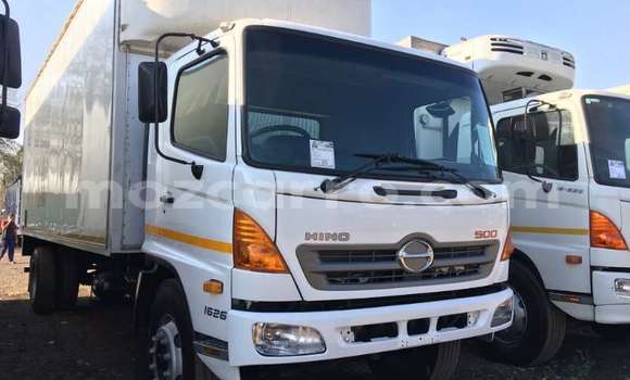 Comprar Usado Hino 300 Series Branco Caminhão em Beira em Sofala Comprar Usado Hino 300 Series Branco Caminhão em Beira em Sofala