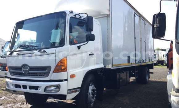 Comprar Usado Hino 300 Series Branco Caminhão em Beira em Sofala Comprar Usado Hino 300 Series Branco Caminhão em Beira em Sofala