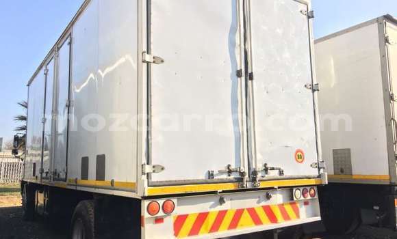 Comprar Usado Hino 300 Series Branco Caminhão em Beira em Sofala Comprar Usado Hino 300 Series Branco Caminhão em Beira em Sofala