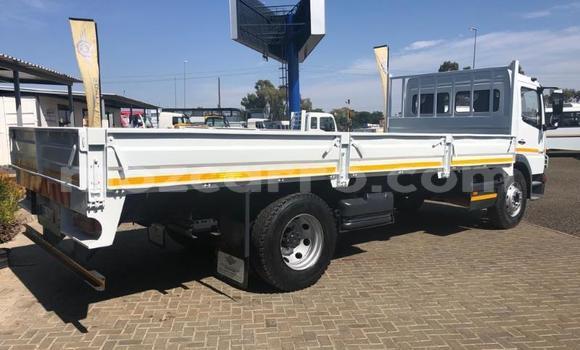 Comprar Usado Mercedes‒Benz Atego Branco Caminhão em Beira em Sofala Comprar Usado Mercedes‒Benz Atego Branco Caminhão em Beira em Sofala