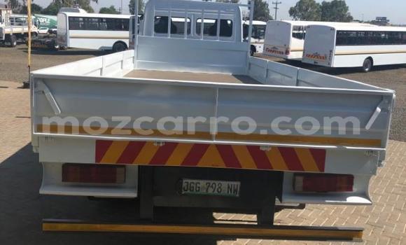 Comprar Usado Mercedes‒Benz Atego Branco Caminhão em Beira em Sofala Comprar Usado Mercedes‒Benz Atego Branco Caminhão em Beira em Sofala