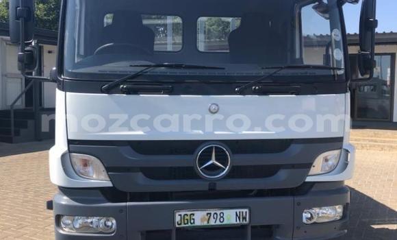 Comprar Usado Mercedes‒Benz Atego Branco Caminhão em Beira em Sofala Comprar Usado Mercedes‒Benz Atego Branco Caminhão em Beira em Sofala