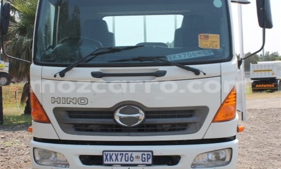 Comprar Usado Hino 300 Series Branco Caminhão em Beira em Sofala Comprar Usado Hino 300 Series Branco Caminhão em Beira em Sofala