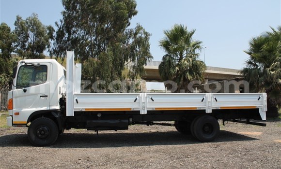 Comprar Usado Hino 300 Series Branco Caminhão em Beira em Sofala Comprar Usado Hino 300 Series Branco Caminhão em Beira em Sofala
