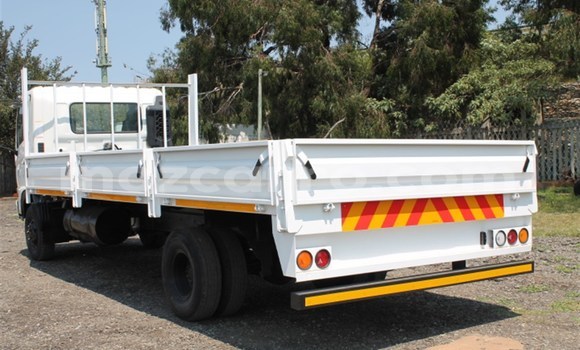 Comprar Usado Hino 300 Series Branco Caminhão em Beira em Sofala Comprar Usado Hino 300 Series Branco Caminhão em Beira em Sofala