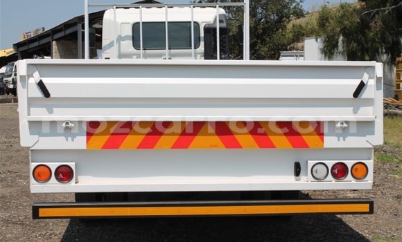 Comprar Usado Hino 300 Series Branco Caminhão em Beira em Sofala Comprar Usado Hino 300 Series Branco Caminhão em Beira em Sofala