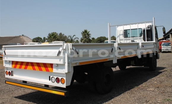 Comprar Usado Hino 300 Series Branco Caminhão em Beira em Sofala Comprar Usado Hino 300 Series Branco Caminhão em Beira em Sofala