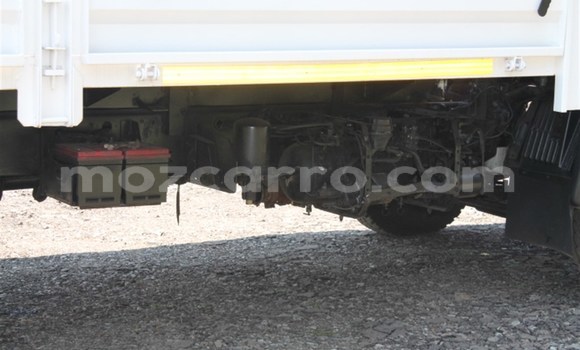 Comprar Usado Hino 300 Series Branco Caminhão em Beira em Sofala Comprar Usado Hino 300 Series Branco Caminhão em Beira em Sofala