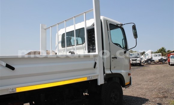Comprar Usado Hino 300 Series Branco Caminhão em Beira em Sofala Comprar Usado Hino 300 Series Branco Caminhão em Beira em Sofala
