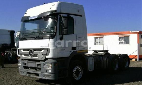 Comprar Usado Mercedes‒Benz Arocs Branco Caminhão em Beira em Sofala Comprar Usado Mercedes‒Benz Arocs Branco Caminhão em Beira em Sofala