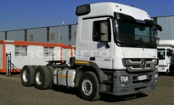 Comprar Usado Mercedes‒Benz Arocs Branco Caminhão em Beira em Sofala Comprar Usado Mercedes‒Benz Arocs Branco Caminhão em Beira em Sofala