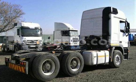 Comprar Usado Mercedes‒Benz Arocs Branco Caminhão em Beira em Sofala Comprar Usado Mercedes‒Benz Arocs Branco Caminhão em Beira em Sofala