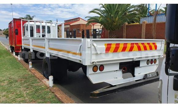 Comprar Usado Isuzu FTR 850 Branco Caminhão em Beira em Sofala Comprar Usado Isuzu FTR 850 Branco Caminhão em Beira em Sofala