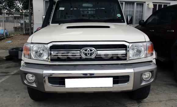 Comprar Usado Toyota Land Cruiser Branco Carro em Mueda em Cabo Delgado Comprar Usado Toyota Land Cruiser Branco Carro em Mueda em Cabo Delgado