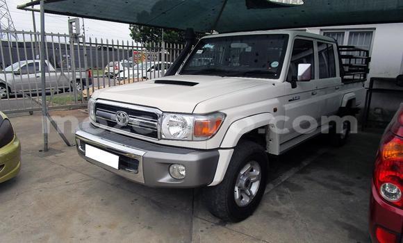 Comprar Usado Toyota Land Cruiser Branco Carro em Mueda em Cabo Delgado Comprar Usado Toyota Land Cruiser Branco Carro em Mueda em Cabo Delgado