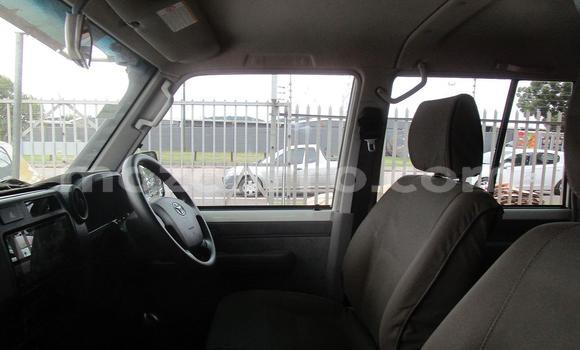Comprar Usado Toyota Land Cruiser Branco Carro em Mueda em Cabo Delgado Comprar Usado Toyota Land Cruiser Branco Carro em Mueda em Cabo Delgado