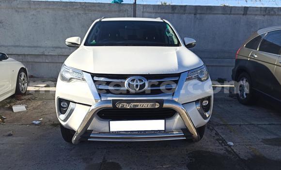 Nunua Ilio tumika Toyota Fortuner Nyeupe Gari ndani ya Beira nchini Sofala