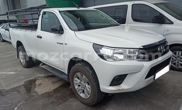 Buy Used Toyota Hilux White Car in Beira in Sofala