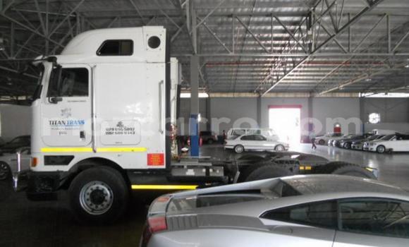 Comprar Usado DAF CF Branco Caminhão em Beira em Sofala Comprar Usado DAF CF Branco Caminhão em Beira em Sofala