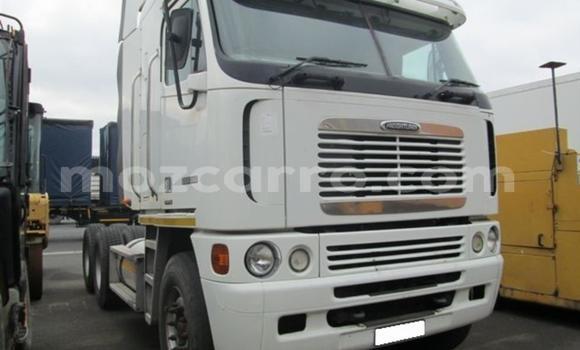 Comprar Usado Hino 300 Series Branco Caminhão em Beira em Sofala Comprar Usado Hino 300 Series Branco Caminhão em Beira em Sofala